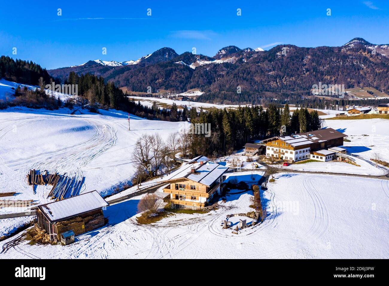 Vista aerea, vista delle aziende agricole nella valle di Leuken, Koessen, Kaiserwinkel, distretto di Kitzbuehel, Chiemgau, Tirolo, Austria Foto Stock