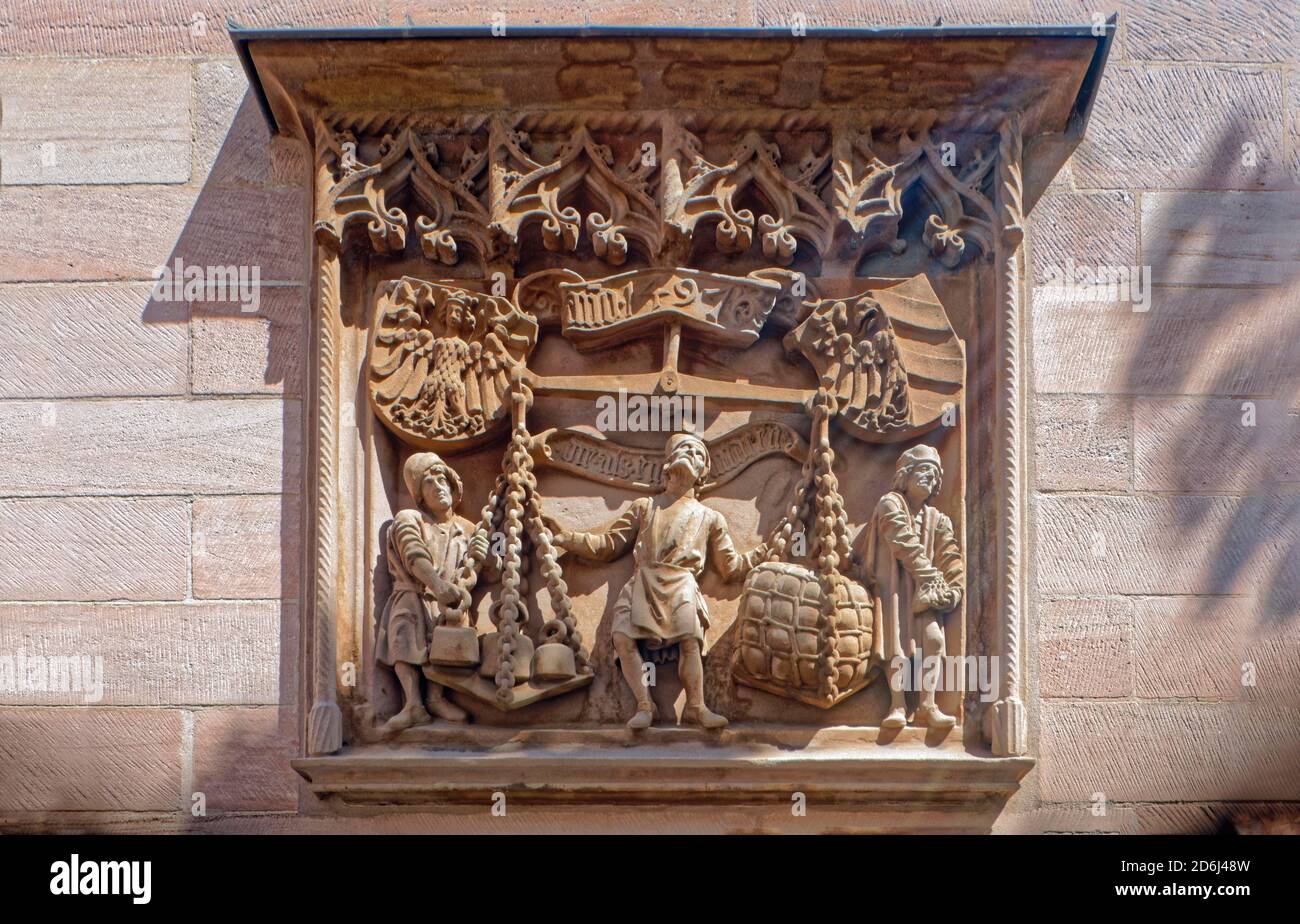 Replica del Wagrelief di Adam Kraft, 1497, ex Waaghaus, mostra la bilancia come un simbolo di commercio e un simbolo di compensazione equo, originale in Foto Stock