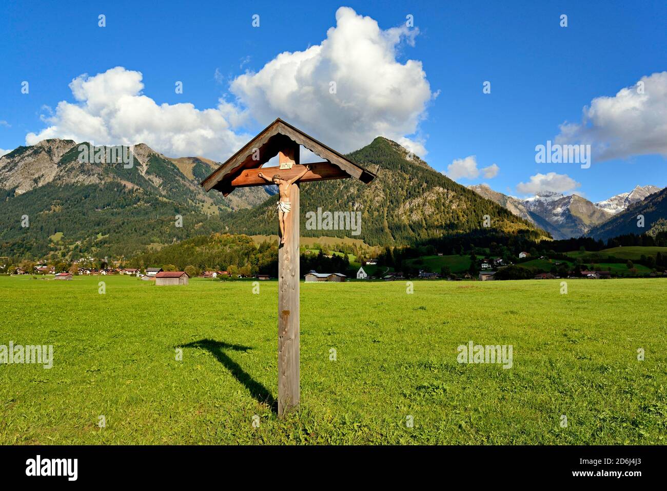 Attraversare il Loretto Meadows, vista panoramica sulle montagne vicino Oberstdorf, Rubihorn 1937m, Gaisalphorn 1953m, Schattenberg 1721m, Allgaeu Foto Stock