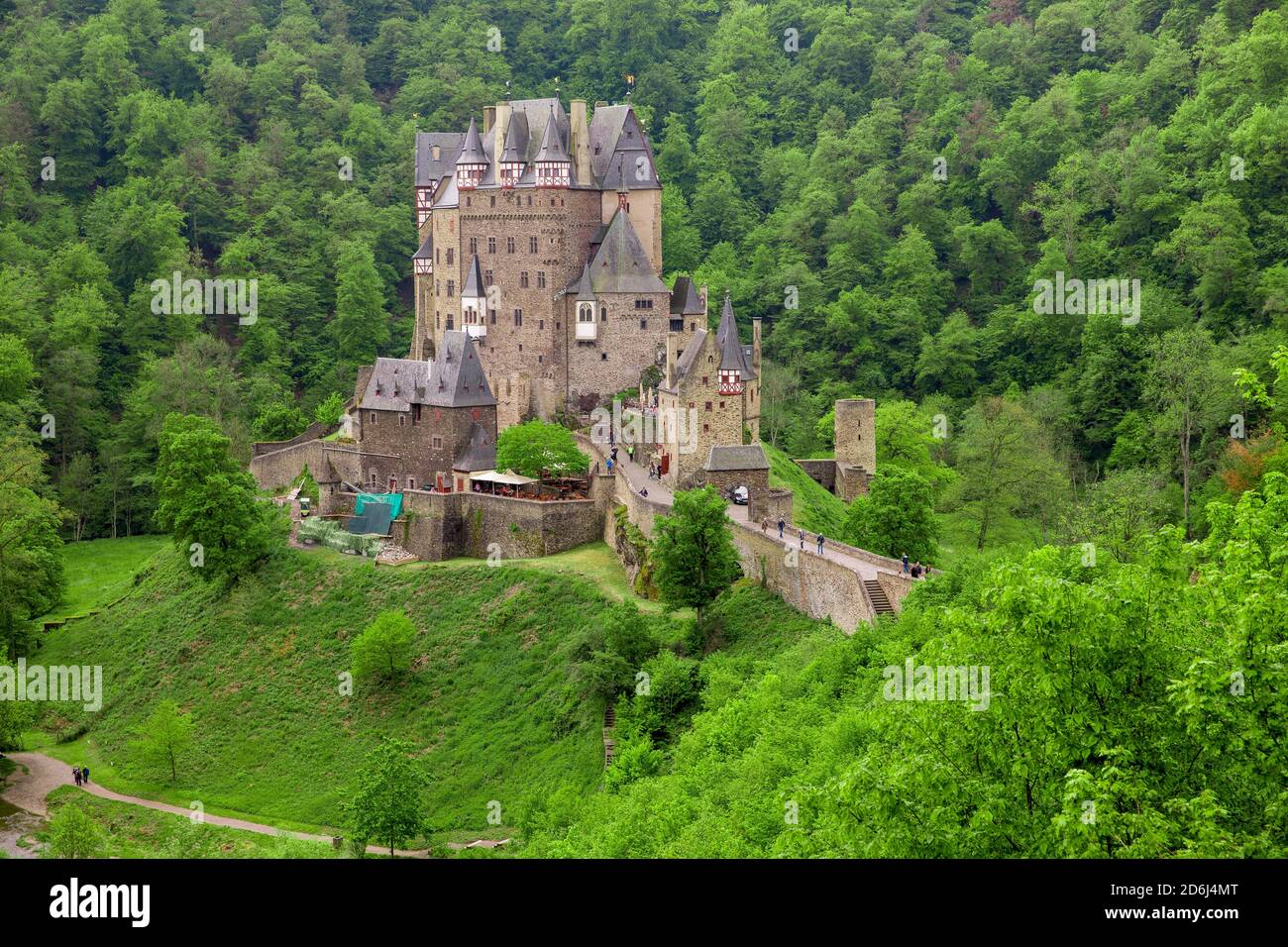 Burg Eltz circondato da una foresta verde, Burg Eltz, Renania-Palatinato, Germania Foto Stock