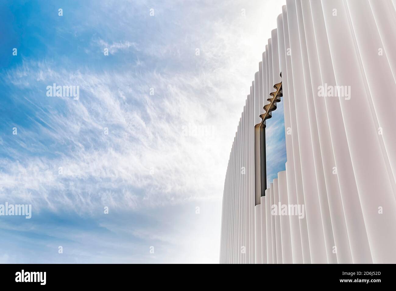 Moderna facciata bianca in vetro acrilico ondulato con finestra, sala di produzione SANAA, Architetti Kazuyo Sejima e Ryue Nishizawa, Vitra Campus, Vitra Foto Stock