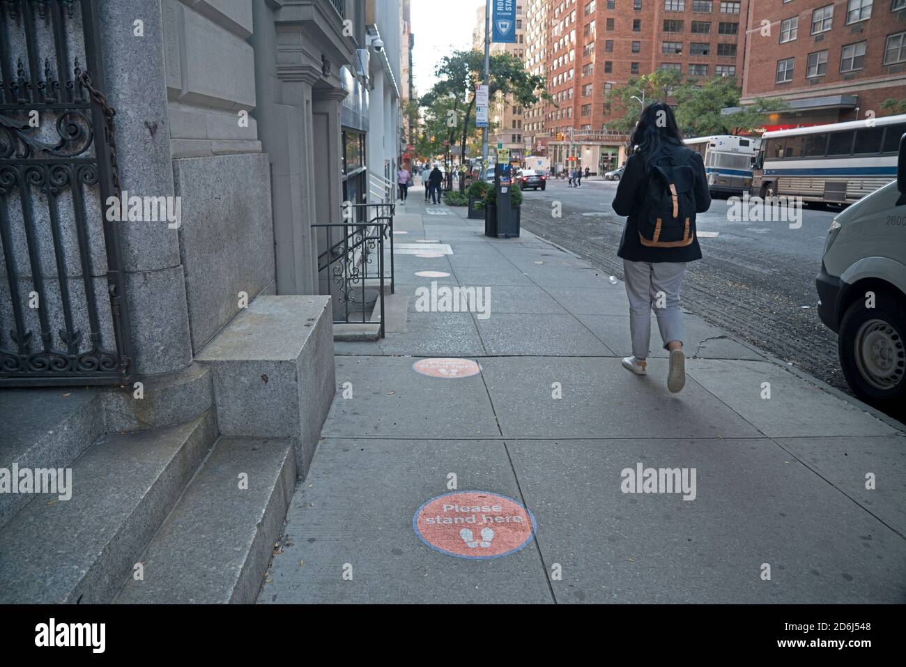 A causa di Covid-19, la distanza sociale è applicata al di fuori di un college su Lexington Avenue nel centro di Manhattan, dove gli studenti si allineeranno. Foto Stock