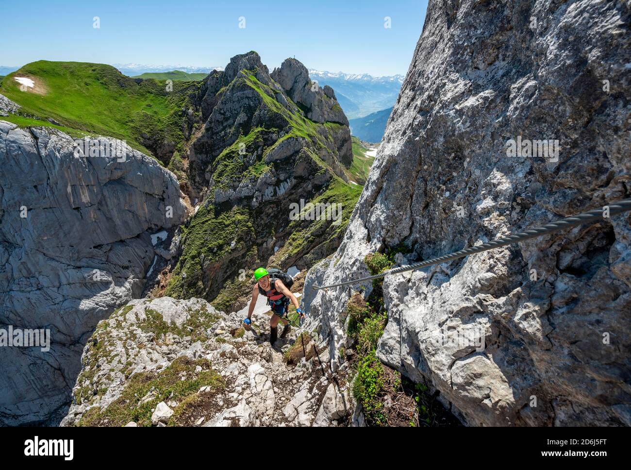 Arrampicata su giovane uomo, via ferrata al Seekarlspitze, 5-vetta via ferrata, escursione al Rofangebirge, Tirolo, Austria Foto Stock