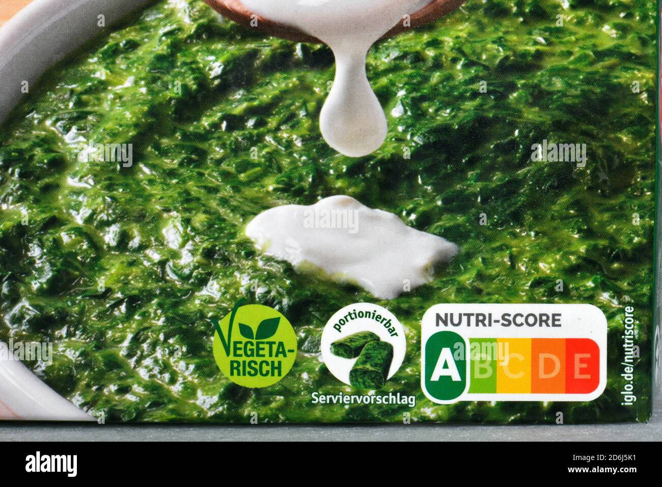 Etichetta NUTRI-SCORE, sistema di etichettatura nutrizionale, introduzione a livello nazionale da novembre 2020, qui su una confezione di spinaci cremati di Iglo Foto Stock