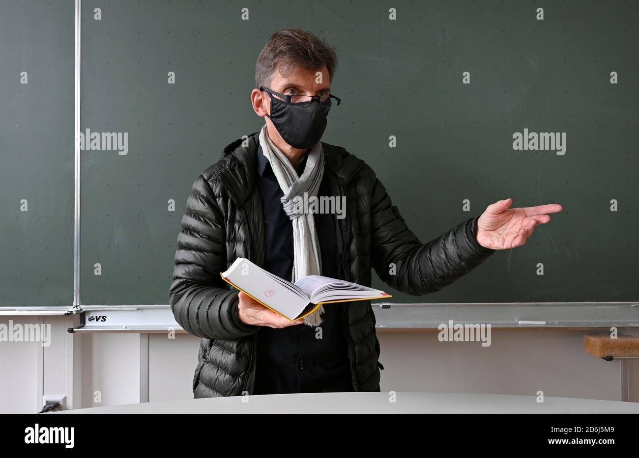 Insegnante con giacca invernale spessa, sciarpa e maschera facciale nell'insegnamento in classe, Corona Crisis, Stoccarda, Baden-Wuerttemberg, Germania Foto Stock