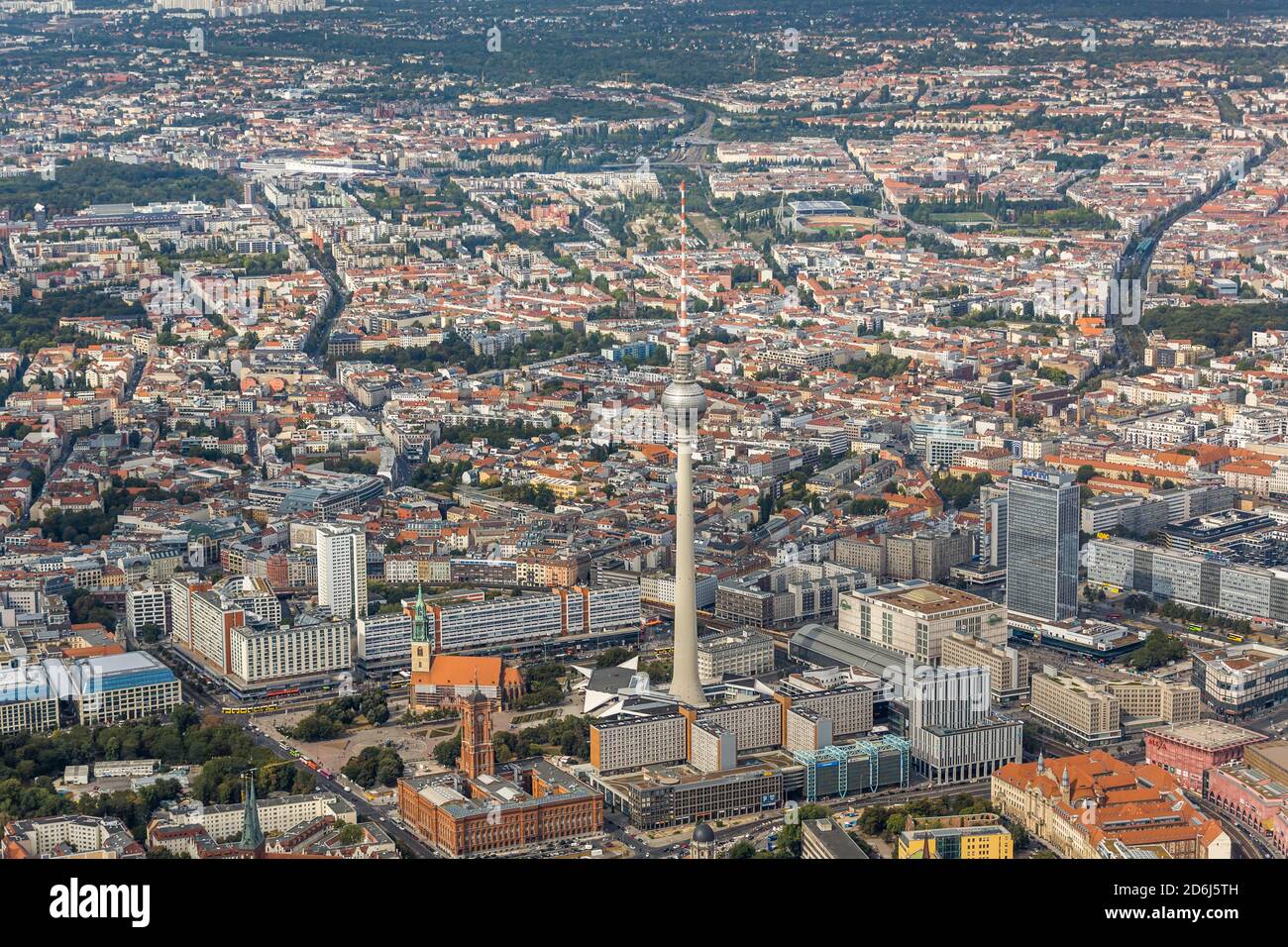 Torre televisiva con il Municipio Rosso, St. Marienkirche e Alexanderplatz, Berlino, Germania Foto Stock