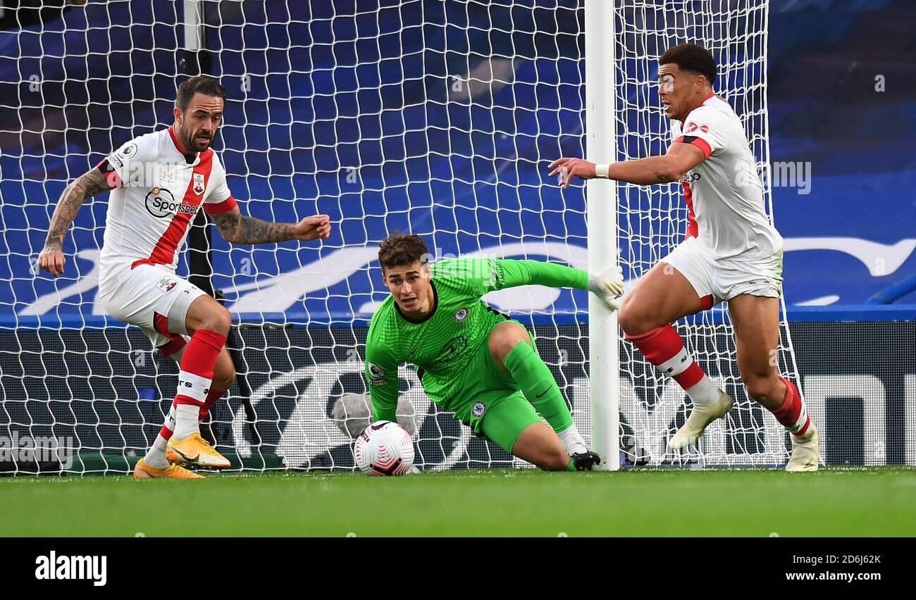 Londra, Inghilterra, 17 ottobre 2020 Kepa Arrizabalaga cerca di tenere fuori Danny Ings e che Adams Chelsea v Southampton. Premier League. Credito : Mark Pain / Alamy Live News Foto Stock