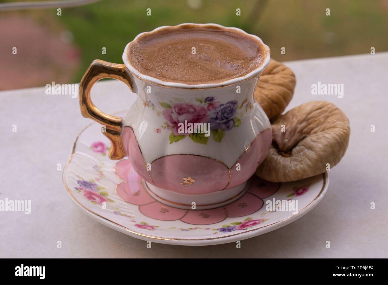 Caffè turco tradizionale e fichi secchi sul balcone Foto Stock