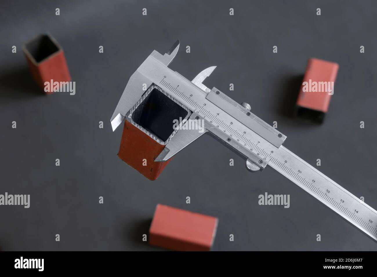 Misurazione tubo in metallo quadrato con calibro a corsoio Foto Stock