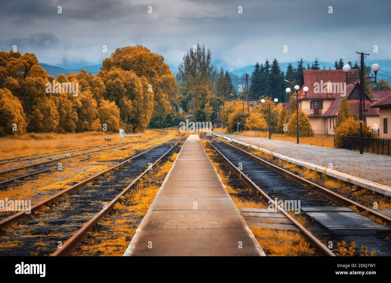 Stazione ferroviaria rurale in autunno in giorno nuvoloso. Industriale Foto Stock