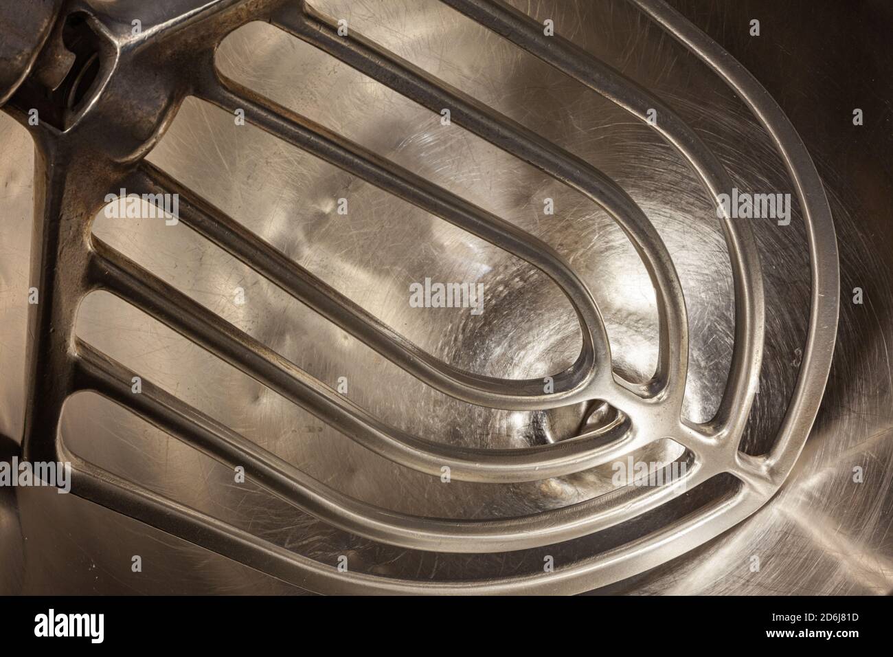 Immagine astratta di una pala miscelatore in alluminio di grandi dimensioni in una recipiente di miscelazione in acciaio inox da 140 quart Foto Stock