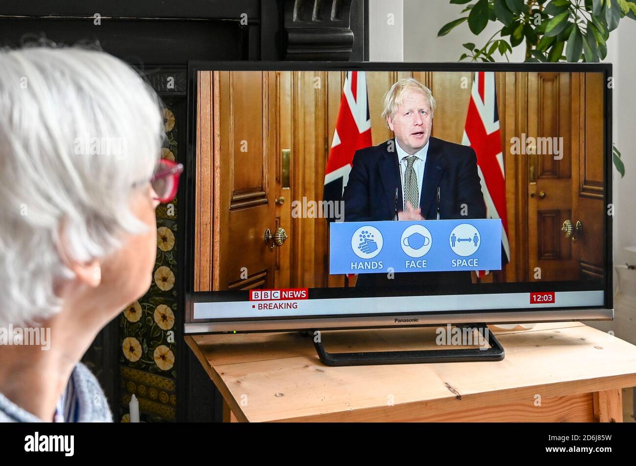 Il primo ministro Boris Johnson ha tenuto una conferenza stampa televisiva da Downing Street per quanto riguarda Covid-19 con il logo 'mani, spazio di faccia'. Foto Stock