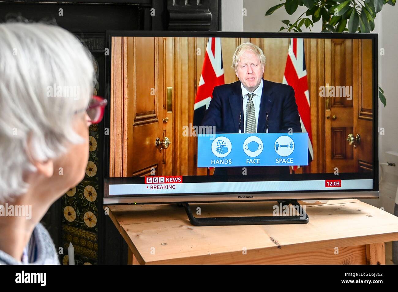 Il primo ministro Boris Johnson ha tenuto una conferenza stampa televisiva da Downing Street per quanto riguarda Covid-19 con il logo 'mani, spazio di faccia'. Foto Stock