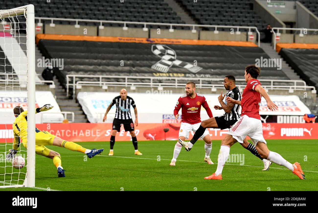 Il portiere del Manchester United David de Gea (a sinistra) salva un colpo dal Callum Wilson di Newcastle United durante la partita della Premier League a St James' Park, Newcastle. Foto Stock