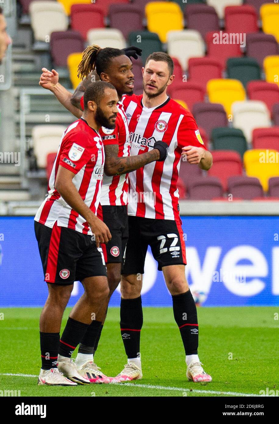 Brentford, Regno Unito. 17 Ott 2020. I giocatori di Brentford celebrano il primo gol di Ivan Toney durante la partita del campionato Sky Bet tra Brentford e Coventry City al Brentford Community Stadium di Brentford, in Inghilterra, il 17 ottobre 2020. Foto di Andrew Aleksiejczuk/prime Media Images. Credit: Prime Media Images/Alamy Live News Foto Stock
