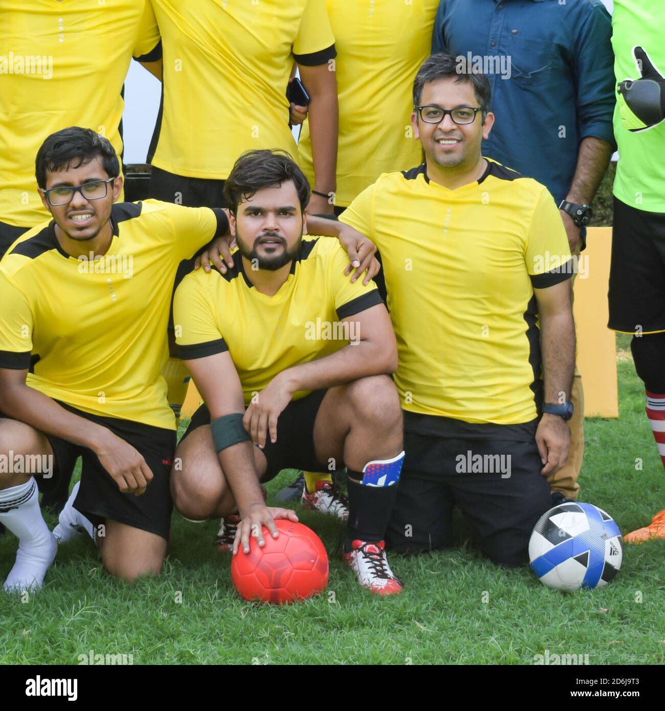 New Delhi, India - Gennaio 26 2020: Un giocatore di calcio sta tenendo la palla di partita ufficiale 'Uniforia' Adidas per il torneo 'UEFA Euro 2020', in preparazione Foto Stock