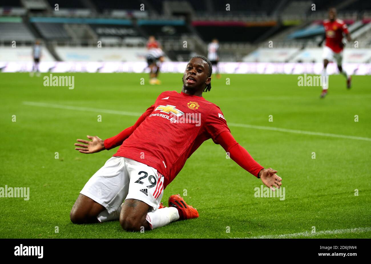 Aaron WAN-Bissaka di Manchester United celebra il terzo obiettivo della partita durante la partita della Premier League al St James' Park di Newcastle. Foto Stock