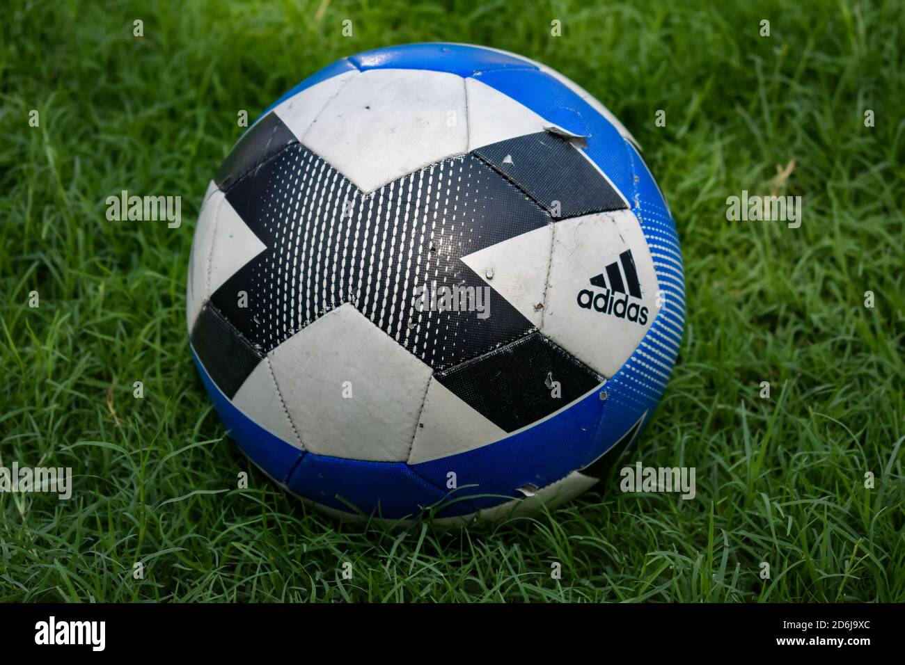 New Delhi, India - Gennaio 26 2020: Un giocatore di calcio sta tenendo la palla di partita ufficiale 'Uniforia' Adidas per il torneo 'UEFA Euro 2020', in preparazione Foto Stock