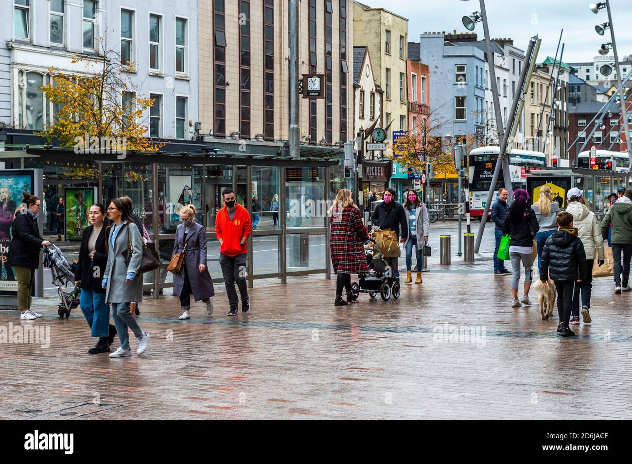 Cork, Irlanda. 17 ottobre 2020. Il centro della città di Cork era molto affollato con gli acquirenti oggi prima di un possibile passaggio al livello 4 o 5 COVID-19 restrizioni, in quanto il governo irlandese sta considerando di andare a un blocco totale. Credit: AG News/Alamy Live News. Foto Stock