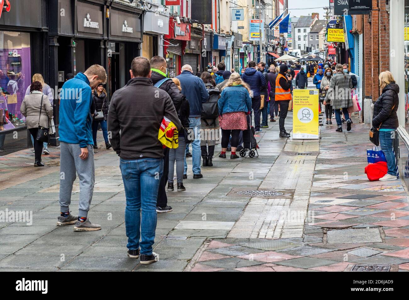 Cork, Irlanda. 17 ottobre 2020. Il centro della città di Cork era molto affollato con gli acquirenti oggi prima di un possibile passaggio al livello 4 o 5 COVID-19 restrizioni, in quanto il governo irlandese sta considerando di andare a un blocco totale. Credit: AG News/Alamy Live News. Foto Stock