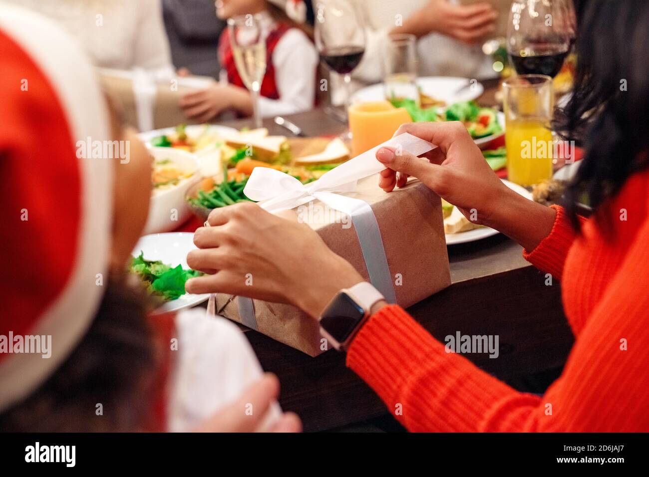 Donna tagliata che tiene la scatola presente nelle mani Foto Stock