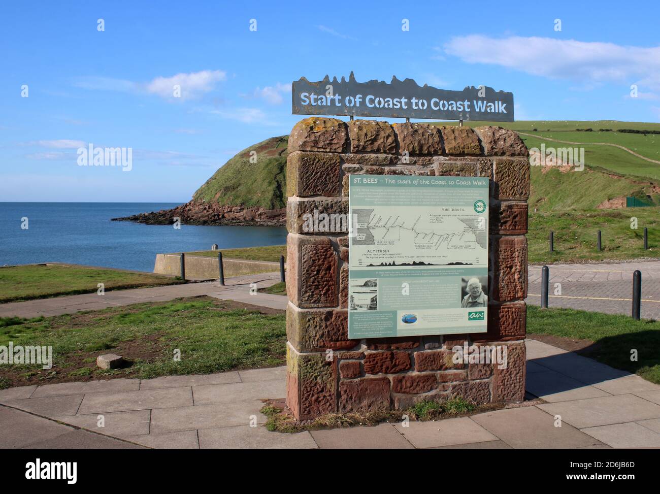 Wainwright Wall con informazioni sulla Costa di Alfred Wainwright a Coast Walk in riva all'inizio del sentiero a lunga distanza a St Bees in Cumbria. Foto Stock