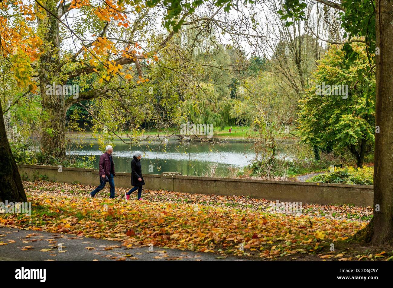 Cork, Irlanda. 17 Ott 2020. La gente gode di un sabato pomeriggio autunnale sulla Marina pedonale di Cork. Credit: AG News/Alamy Live News Foto Stock