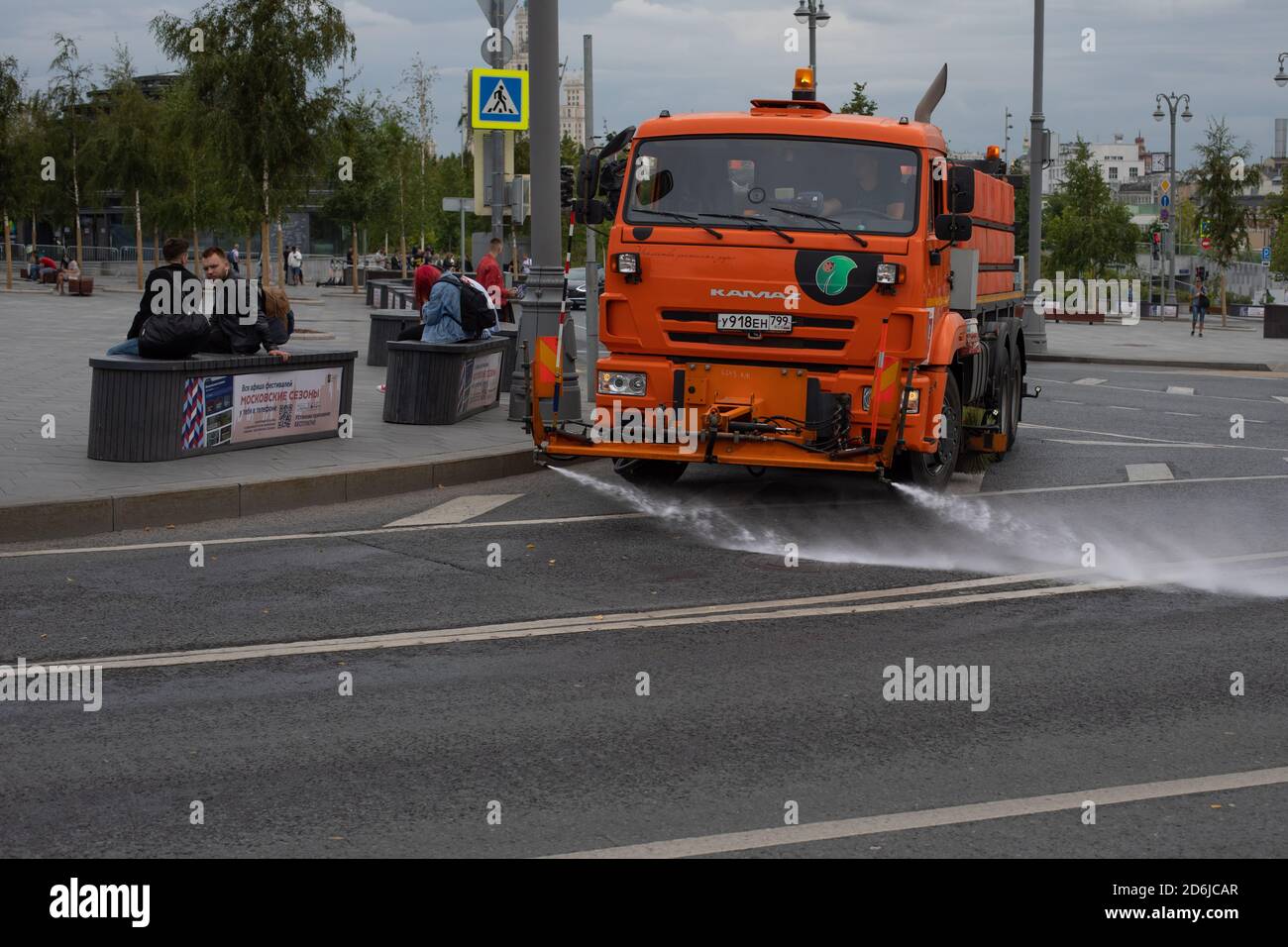 Mosca, Russia - 24 agosto 2020: Macchina per innaffiare Kamaz lavando la strada della capitale con shampoo e acqua. Foto Stock