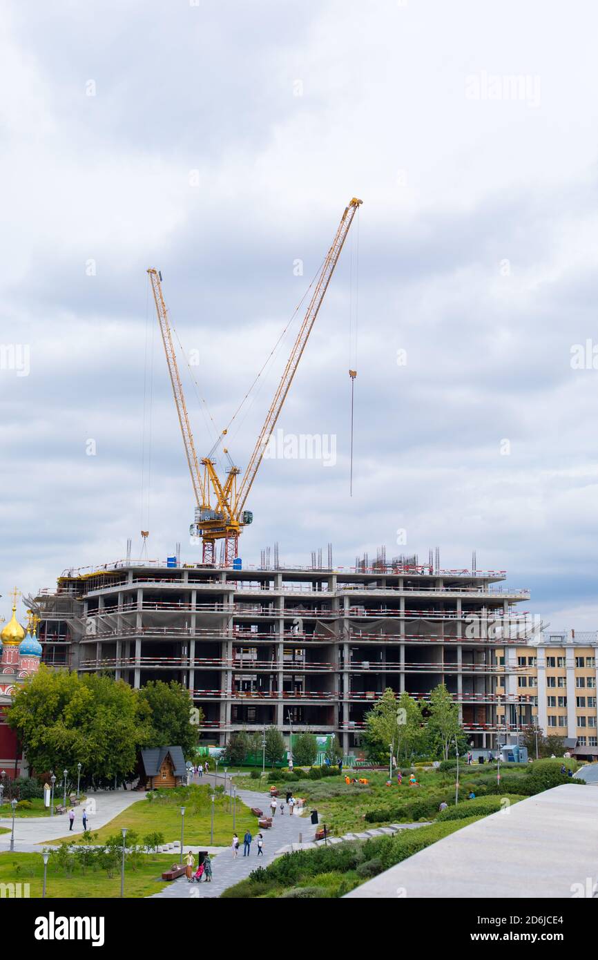 Mosca, Russia - 24 agosto 2020: Costruzione del complesso alberghiero a cinque stelle Mandarin Oriental in via Varvarka a Mosca, fotografia verticale Foto Stock