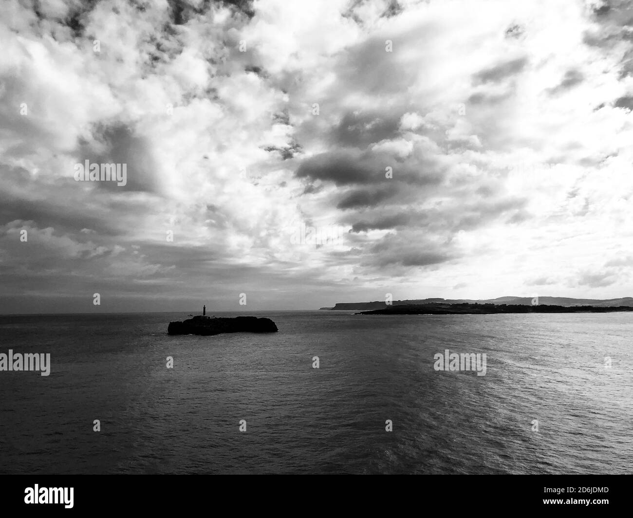 Copertura nuvolosa sommaria sul porto di Santander, Spagna. Fotografia in bianco e nero Foto Stock