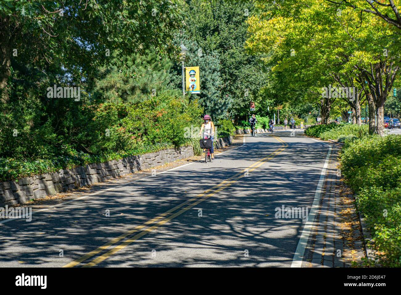 Ciclisti e joggers in bicicletta e percorso da jogging lungo West Side Highway, New York City, New York, USA Foto Stock