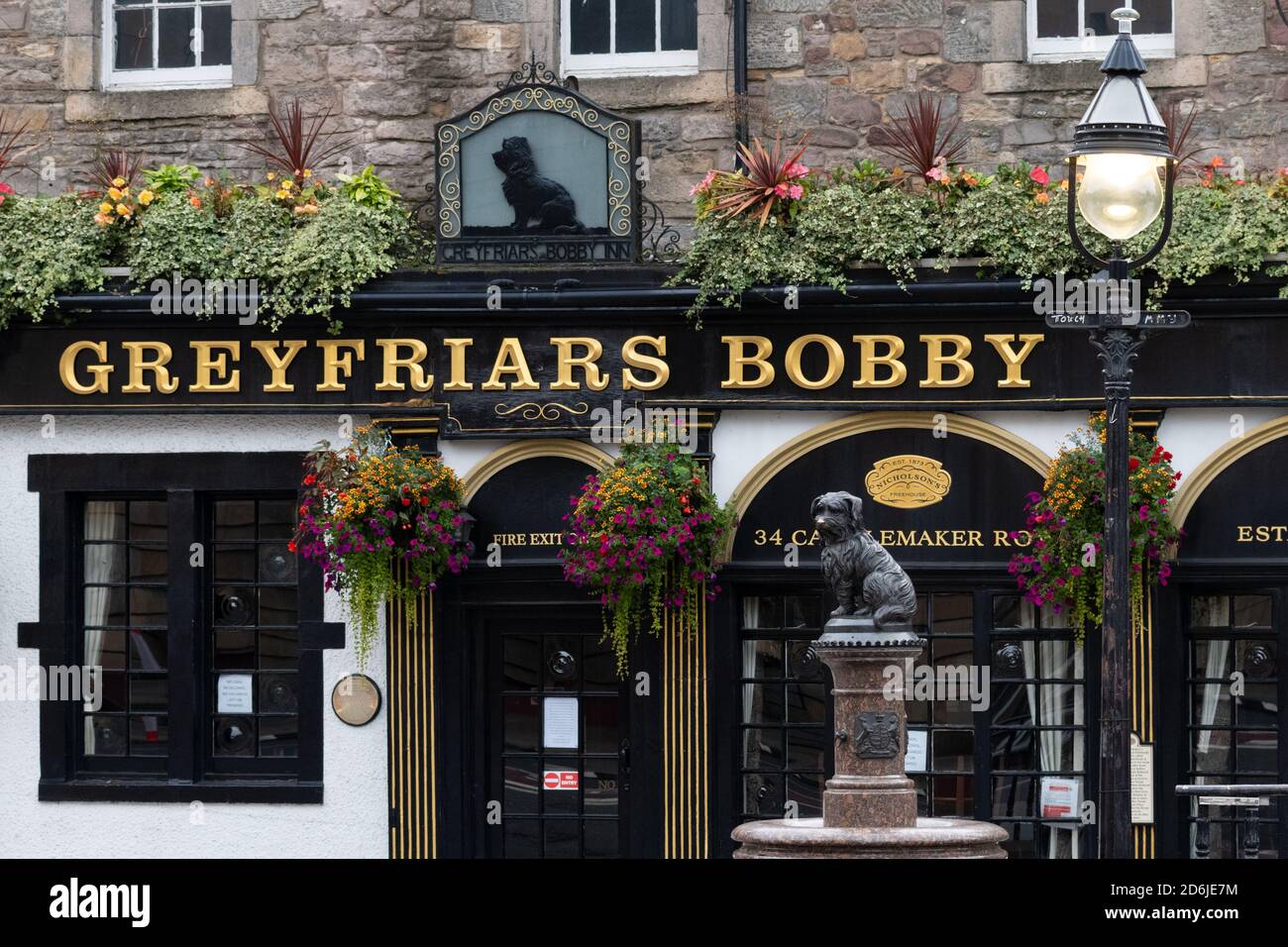 Greyfriars Bobby statue fuori Greyfriars Bobby Bar, Edimburgo, Scozia, Regno Unito Foto Stock