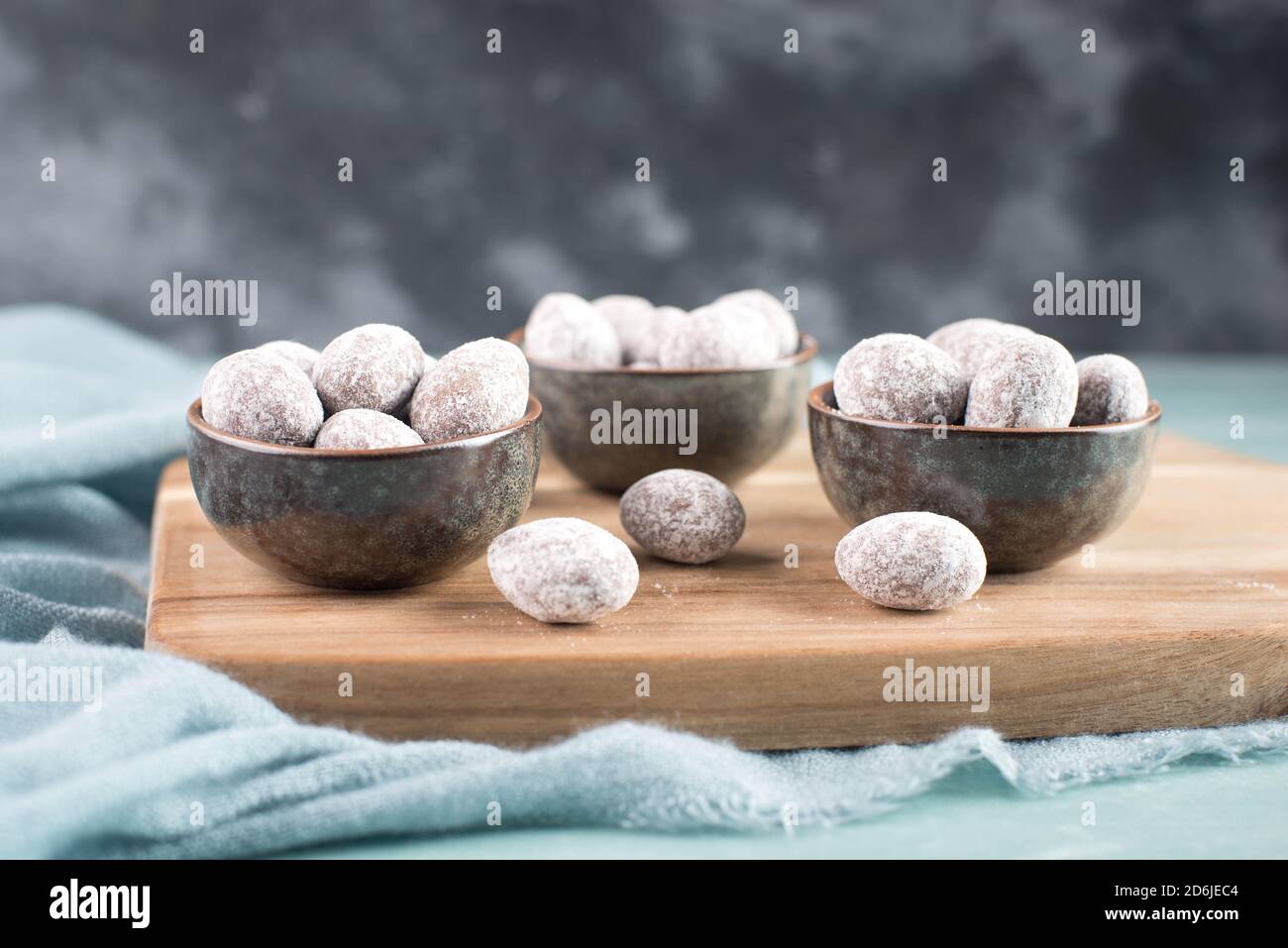 Mandorle speziate con polvere di cioccolato, dolci natalizi tedeschi tradizionali con spezie come cannella, anice, stagione invernale Foto Stock