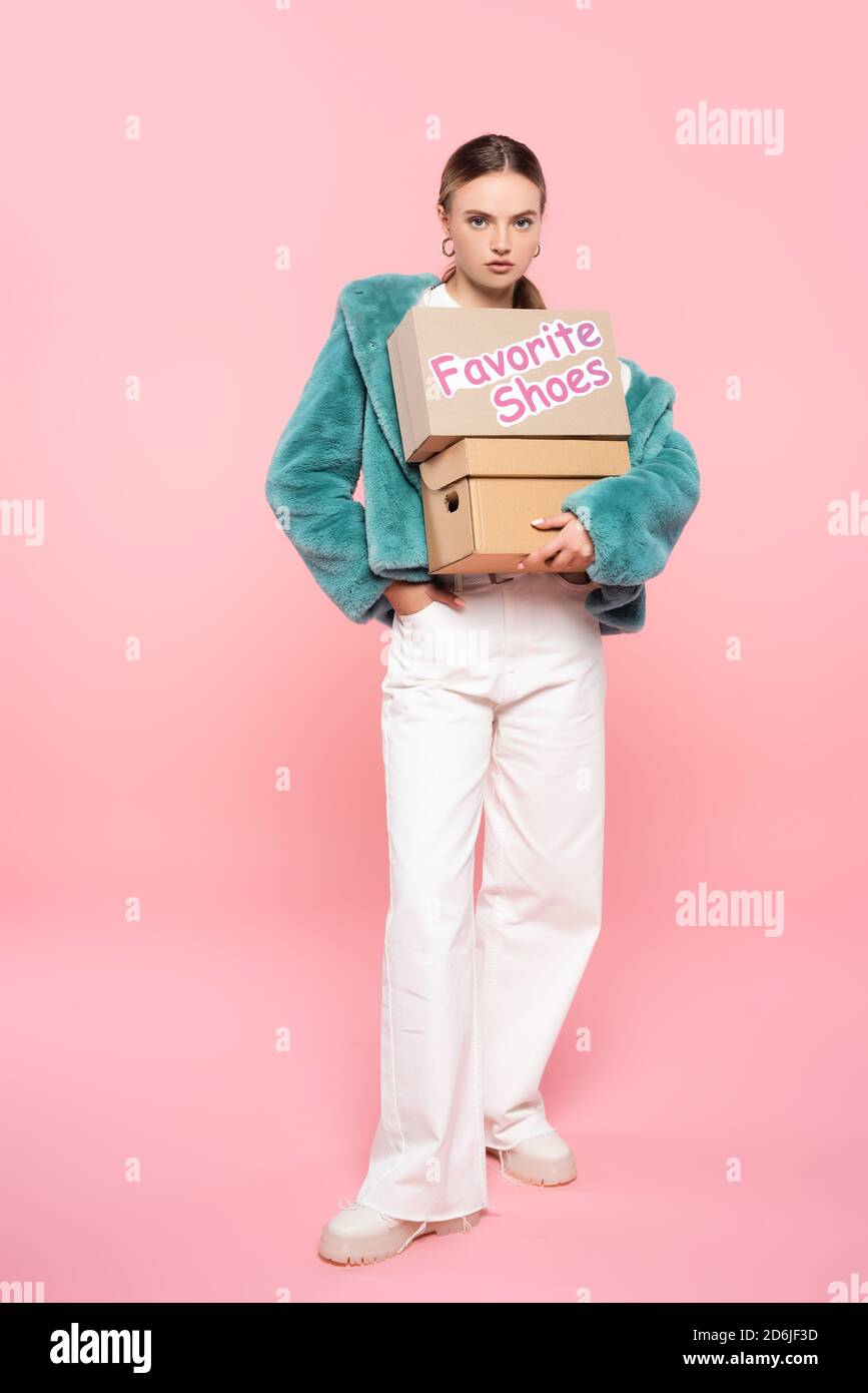 donna elegante in scatole di occhiali da sole con le scarpe preferite scritte su rosa, nero concetto venerdì Foto Stock