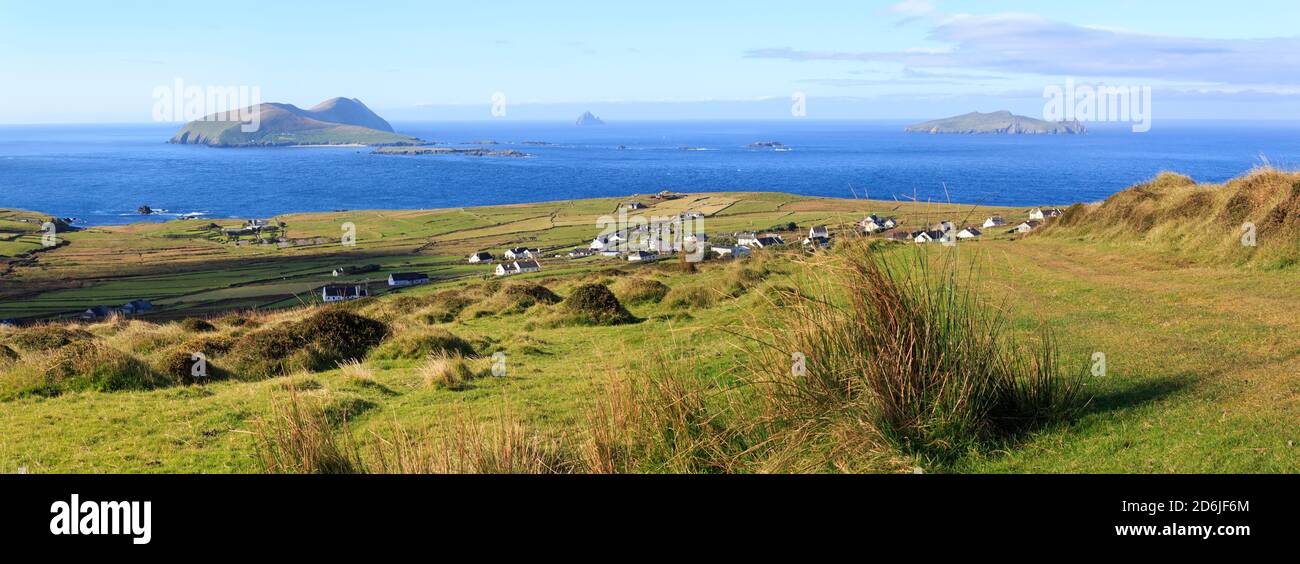 Panorama delle Isole Blasket visto dalle pendici del Cruach Mhárthain sulla penisola di Dingle lungo il selvaggio Atlantico In Irlanda Foto Stock