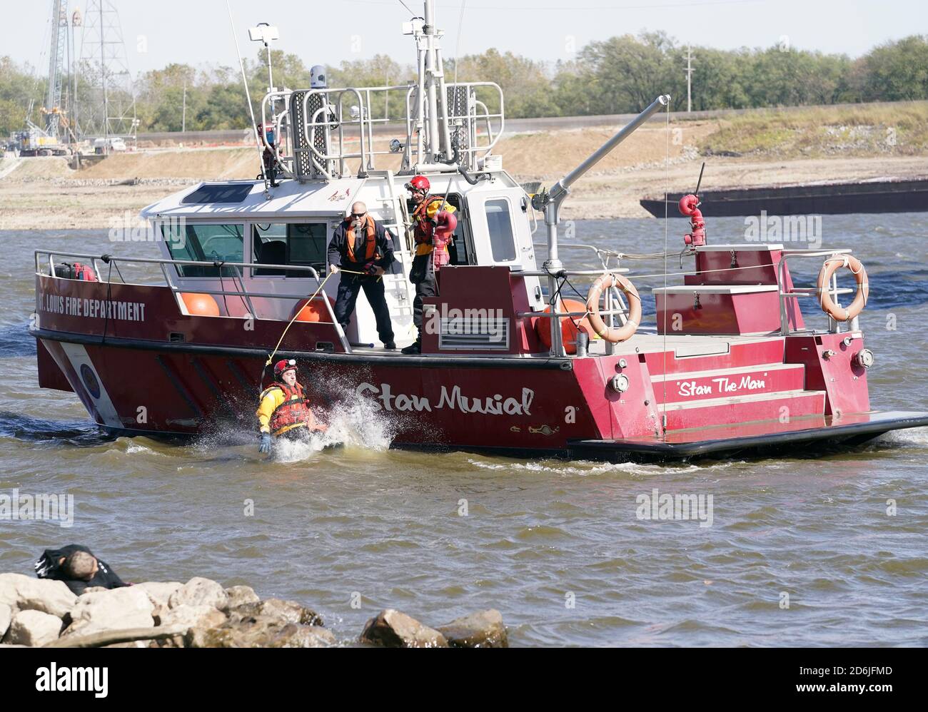 St. Louis, Stati Uniti. 17 Ott 2020. Un vigile del fuoco di St. Louis salta fuori dalla Stan Musial Marine Unit 6 per nuotare verso una donna che ha saltato fuori dal Martin Luther King Bridge nel fiume Mississippi sabato 17 ottobre 2020. Photo by Bill Greenblatt/UPI Credit: UPI/Alamy Live News Foto Stock