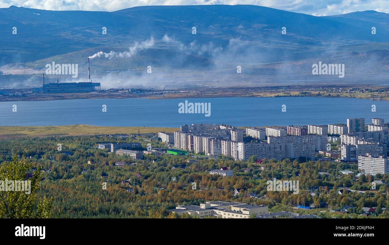 La splendida natura del nord russo. Tundra, regione di Murmansk. Magnifico autunno a Monchegorsk Foto Stock