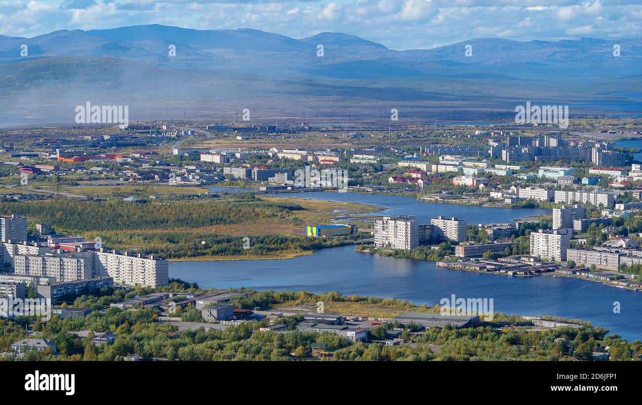 La splendida natura del nord russo. Tundra, regione di Murmansk. Magnifico autunno a Monchegorsk Foto Stock