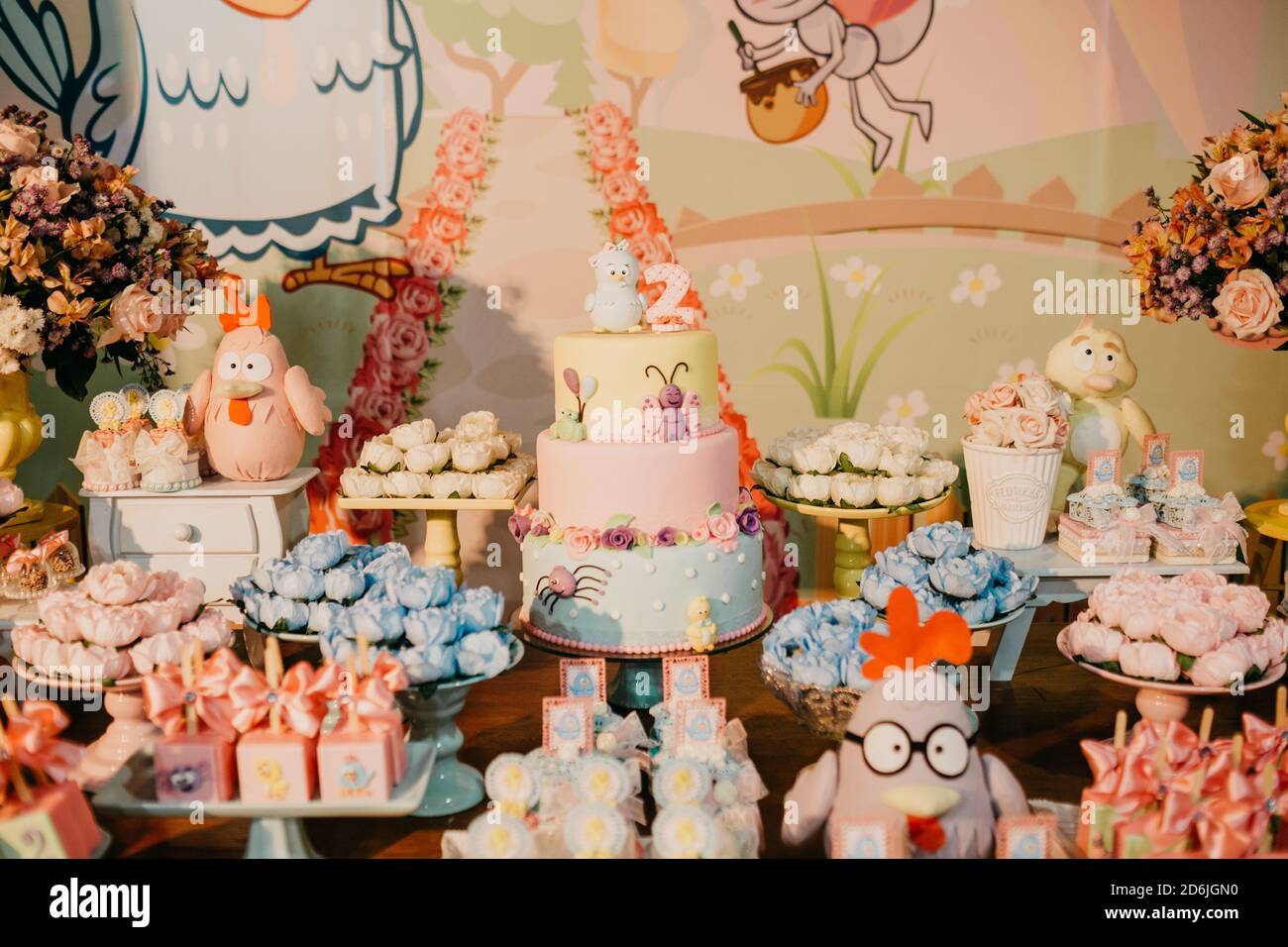 Fuoco selettivo di una torta di compleanno su una festa tavolo con decor colorato Foto Stock