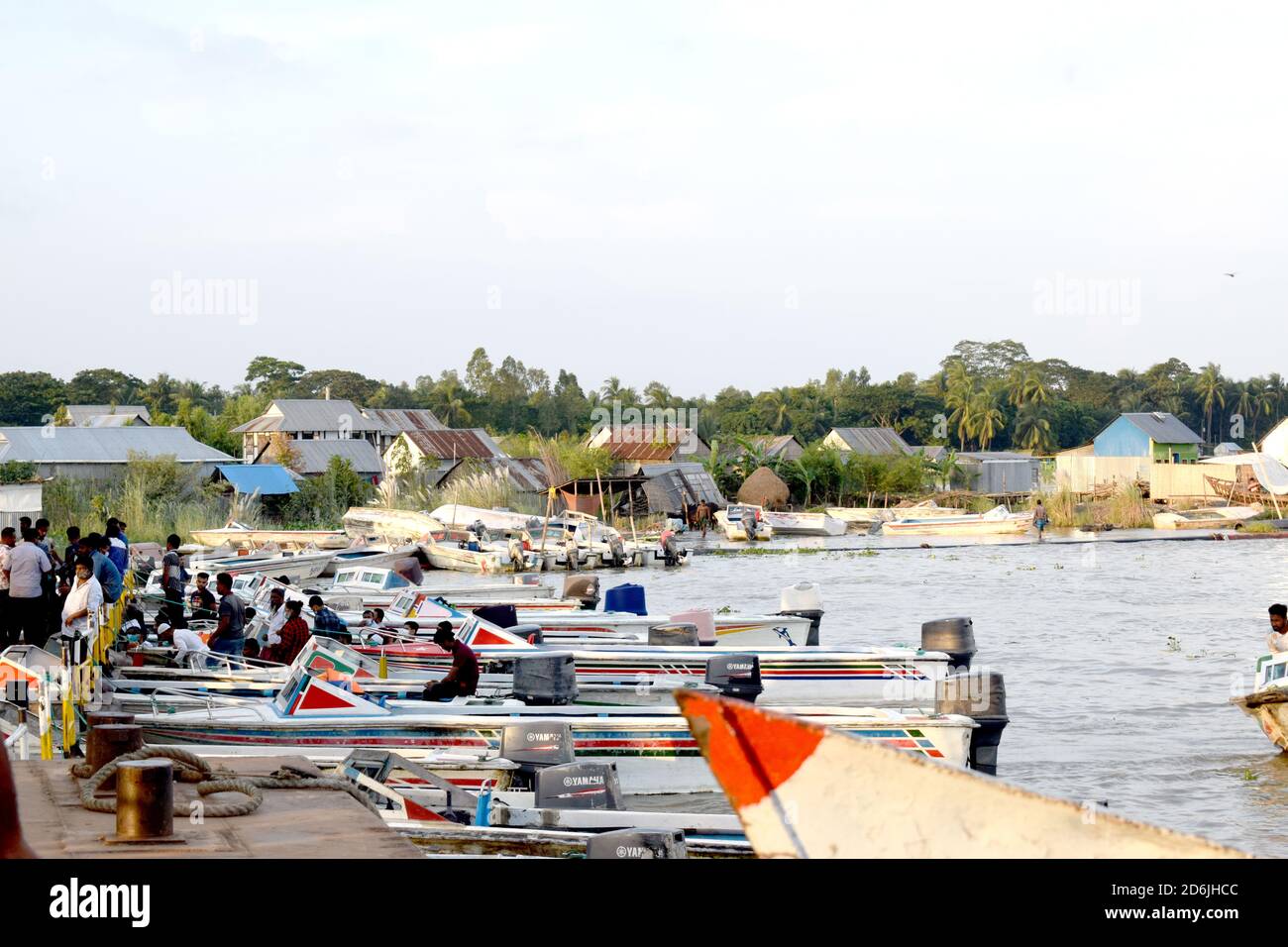 Persone trasporto in fiume in motoscafo, piccola barca, la foto è stata scattata dal fiume Padma, MAOA, Dhaka il 18 ottobre 2020. Foto Stock