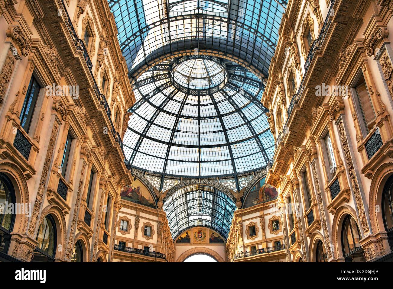 La cupola di vetro della Galleria Vittorio Emanuele II, nel centro di Milano Foto Stock