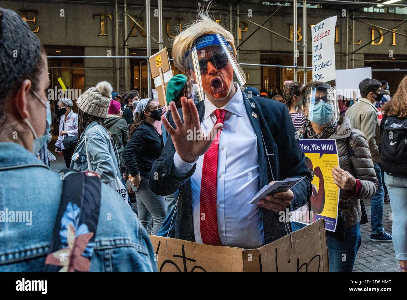 Alcune centinaia di manifestanti protestano contro la nomina del giudice Amy Coney Barrett a Wall Street a New York il 17 ottobre 2020. (Foto di Gabriele Holtermann/Sipa USA) Credit: Sipa USA/Alamy Live News Foto Stock