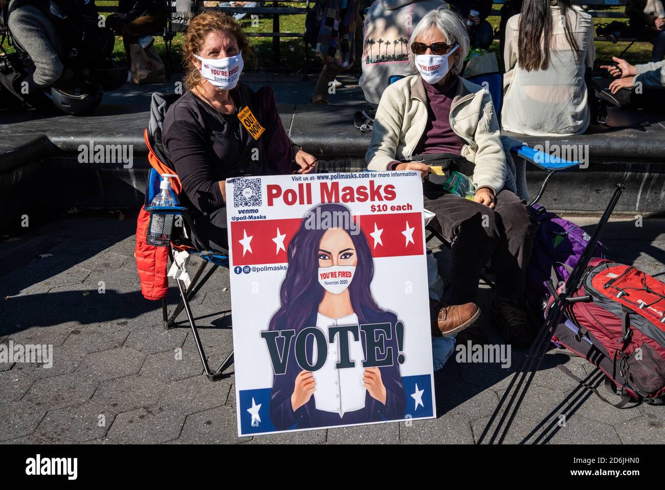 Due donne vendono maschere di sondaggio incoraggiando il presidente Trump a Washington Square Park a New York City il 17 ottobre 2020. (Foto di Gabriele Holtermann/Sipa USA) Credit: Sipa USA/Alamy Live News Foto Stock
