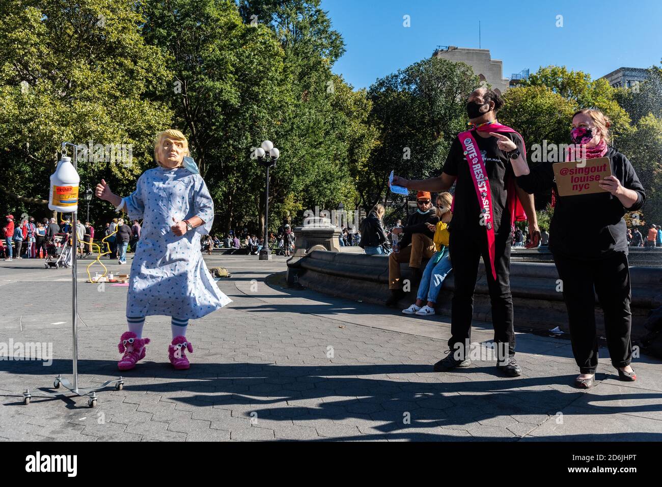 Un attivista che indossa una maschera Trump e balli in abito da ospedale lungo canzoni del coro Sing out, Louise a Washington Square Park a New York City il 17 ottobre 2020. (Foto di Gabriele Holtermann/Sipa USA) Credit: Sipa USA/Alamy Live News Foto Stock