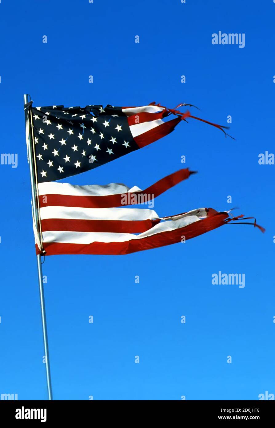 Bandiera americana distrutta e lacerata Foto Stock