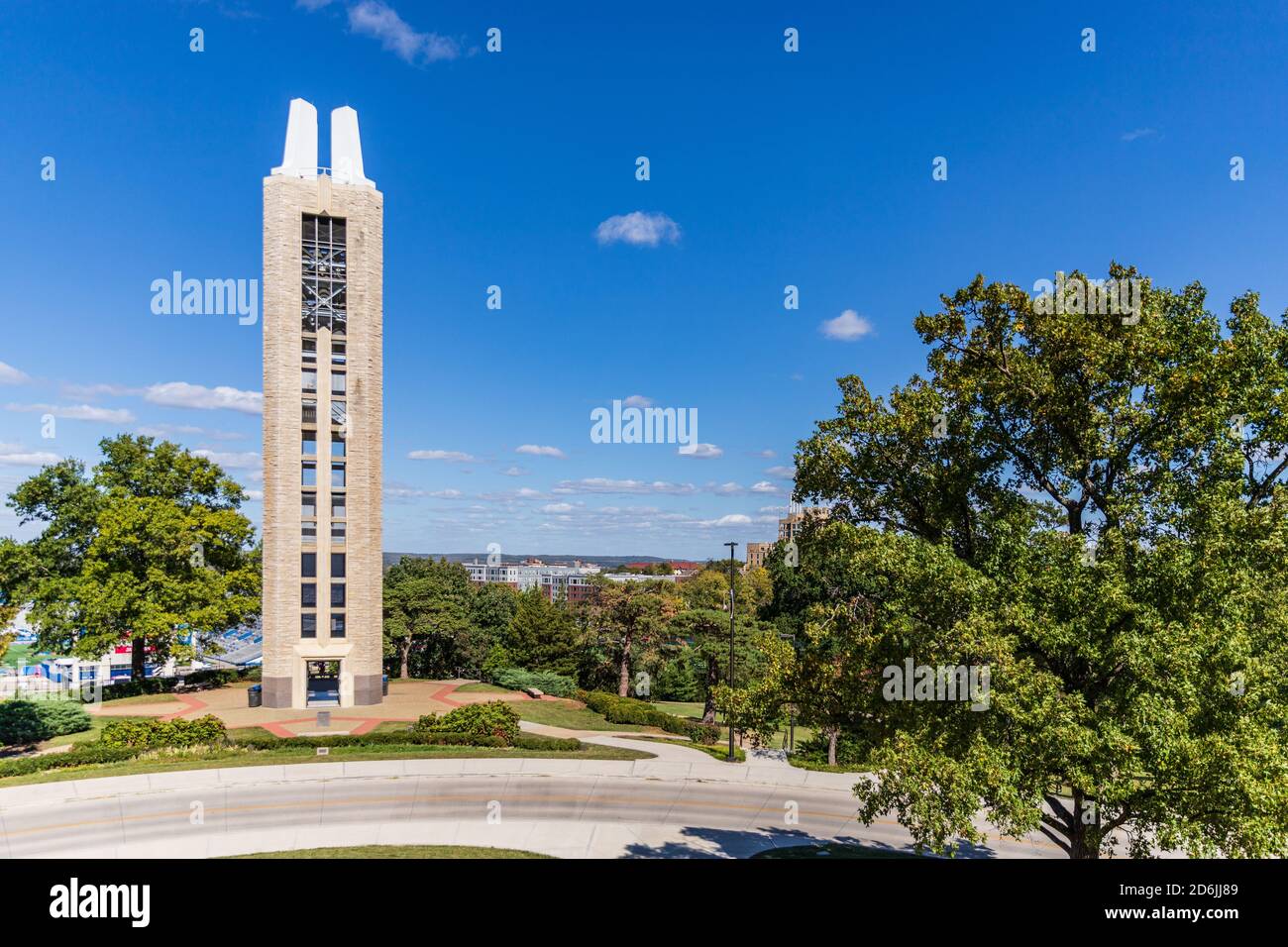 Lawrence, Kansas, Stati Uniti d'America - 1 ottobre 2020: Il campanile commemorativo della seconda Guerra Mondiale, eretto nel 1950, nel campus dell'Università del Kansas Foto Stock