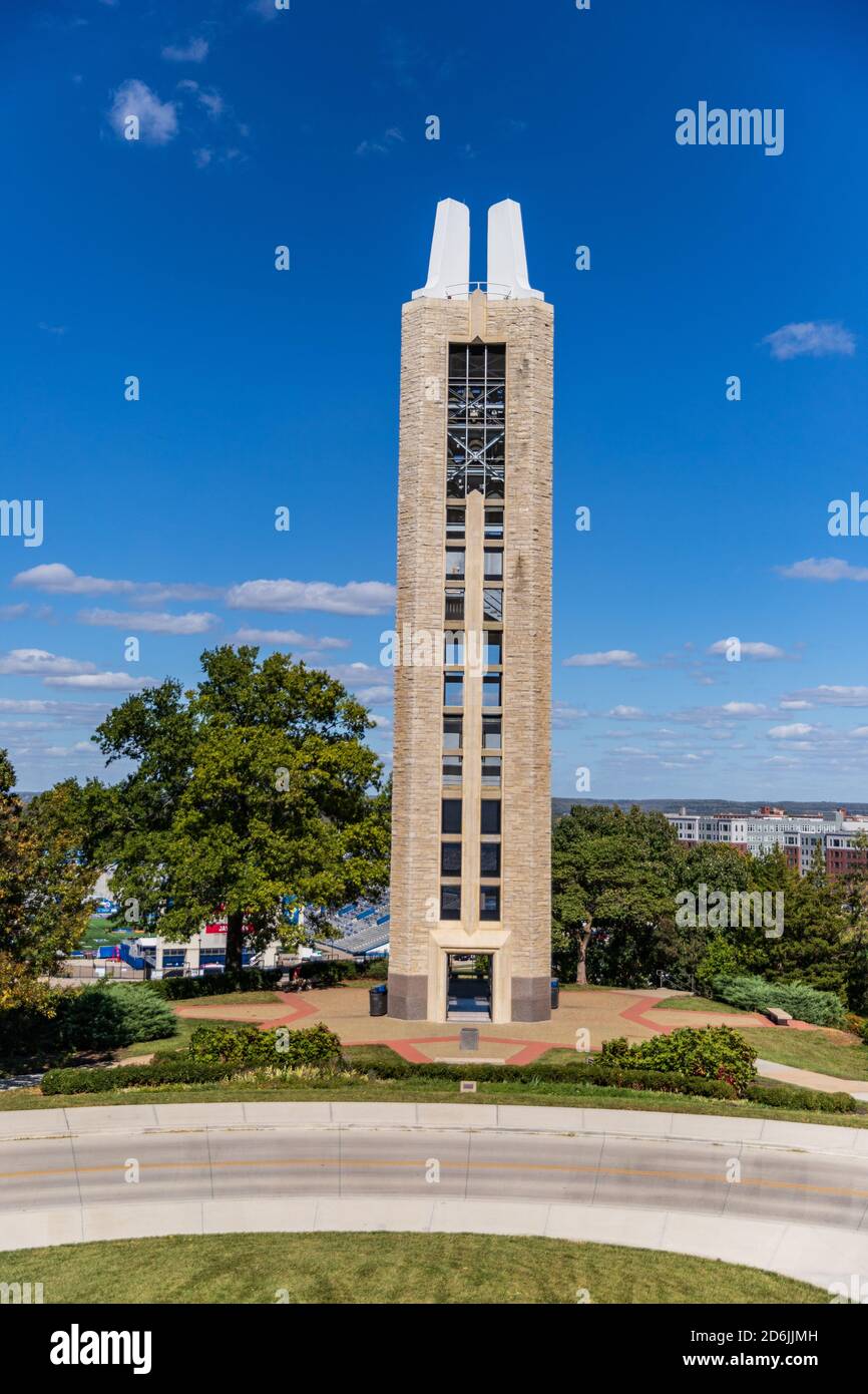 Lawrence, Kansas, Stati Uniti d'America - 1 ottobre 2020: Il campanile commemorativo della seconda Guerra Mondiale, eretto nel 1950, nel campus dell'Università del Kansas Foto Stock