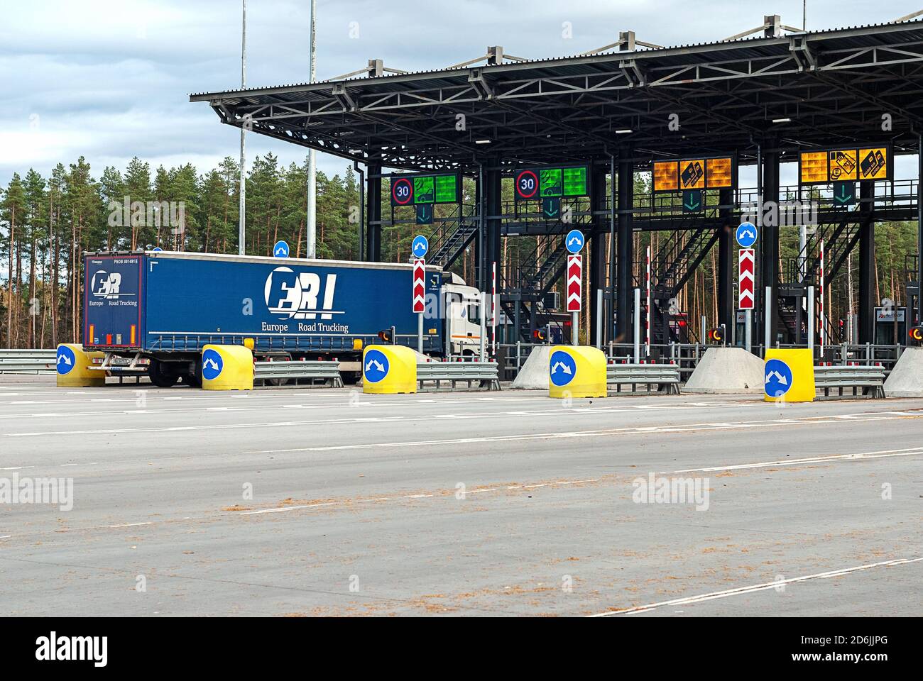 Camion che entra al punto centrale a pedaggio, Tver regione, 15/10/2020 Foto Stock
