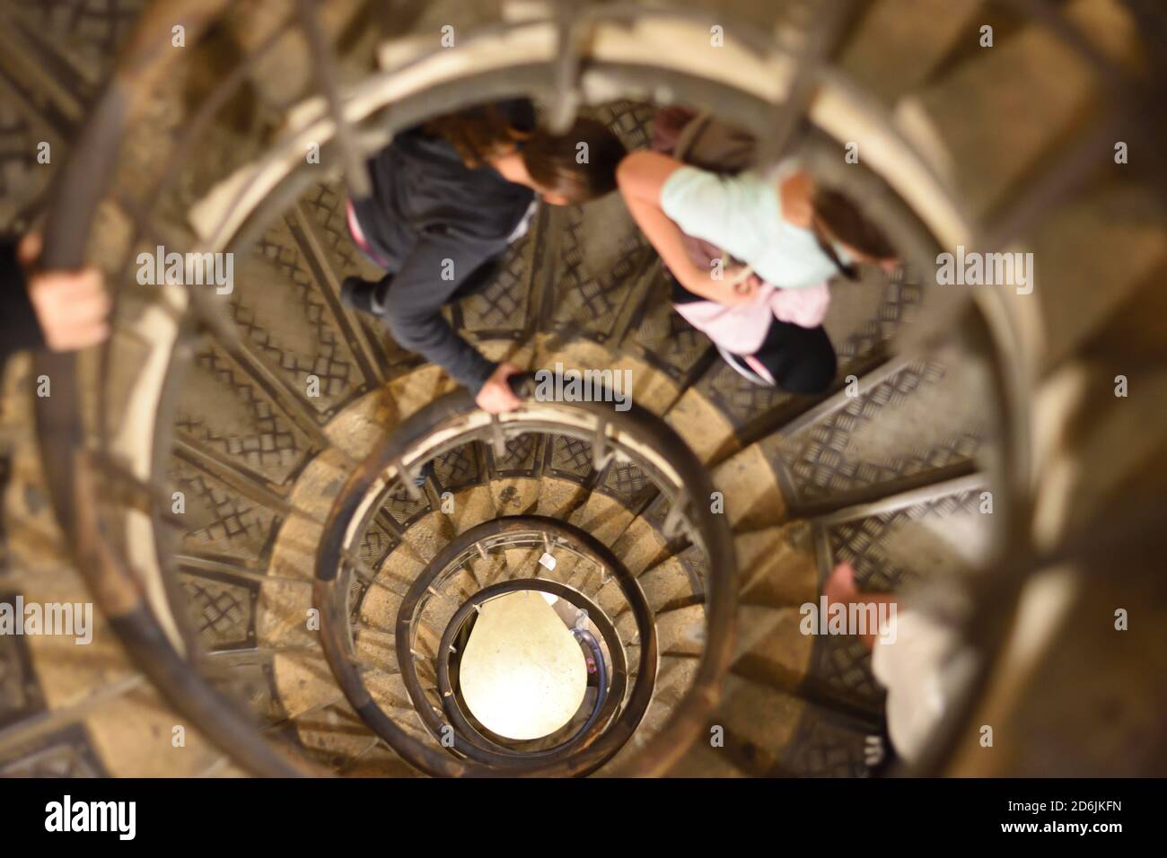 Scala a chiocciola presso l'Arco di Trionfo Etoile, il famoso punto di riferimento storico di Parigi, Francia Foto Stock