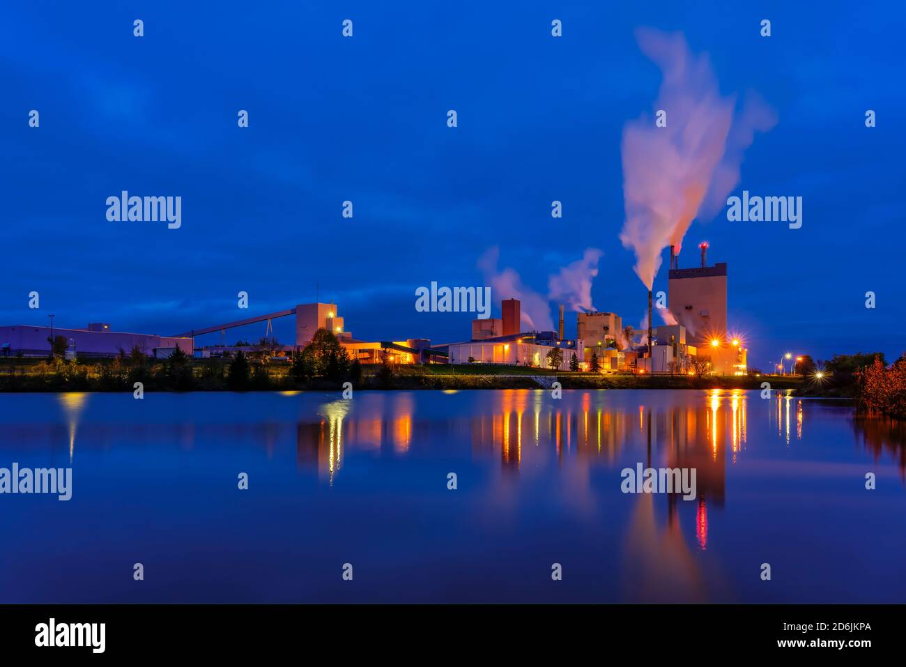 Il mulino di carta e polpa Dompar illuminato di notte a Dryden, Ontario, Canada. Foto Stock